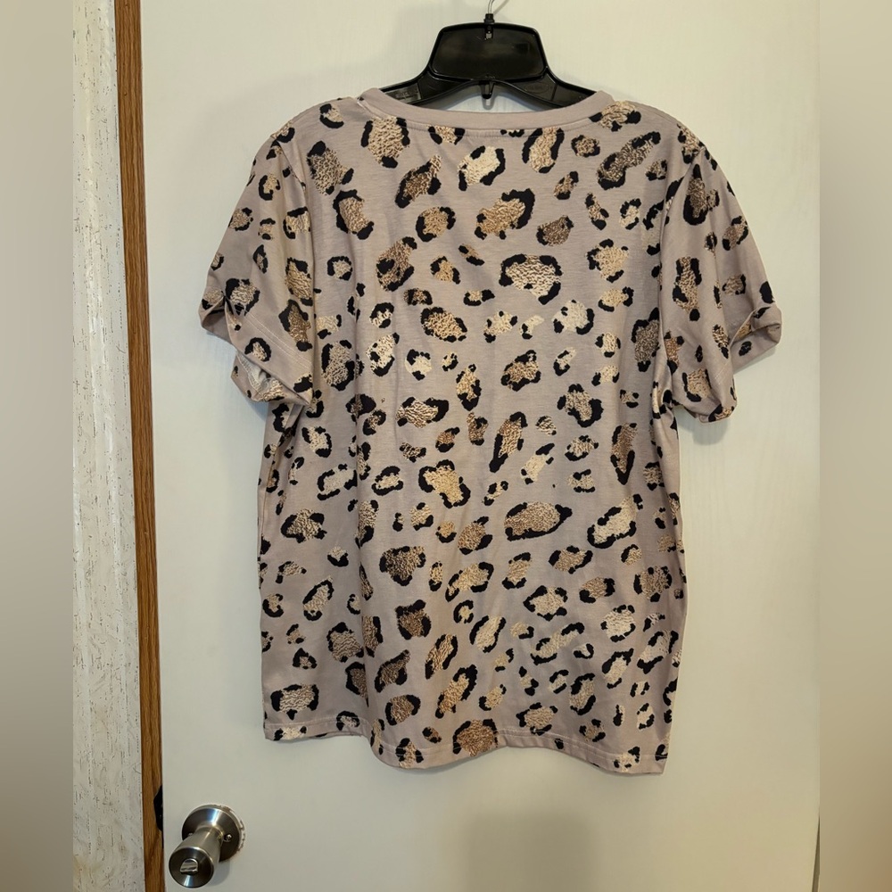 V-Neck Leopard Print Tee in Light Tan and Black - Picture 2 of 2